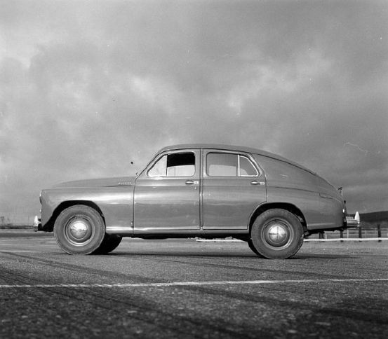 红场阅兵上的胜利牌轿车