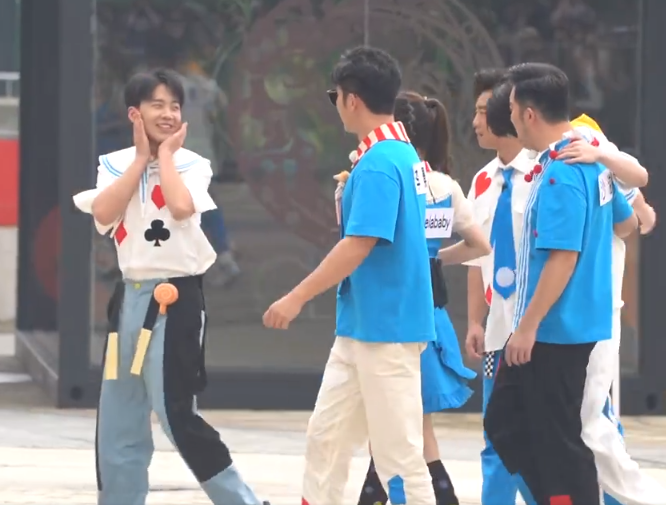 跑男路透照曝光蔡徐坤穿童风套装可爱翻倍沙溢见了要搂着腰走