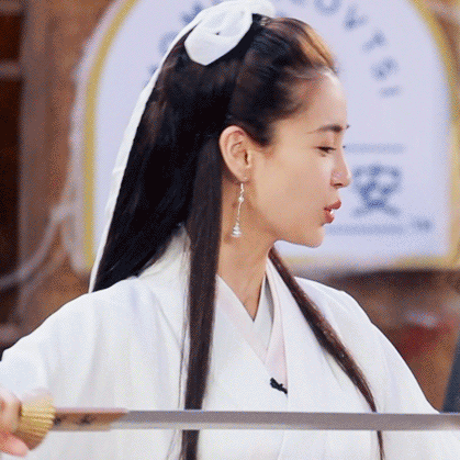 网友见了都忍不住表示想看baby演武侠剧了!