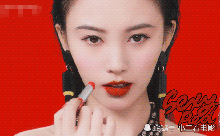 但看了鞠婧祎两年前为某彩妆品牌拍摄的口红广告,完全打破了大家对她