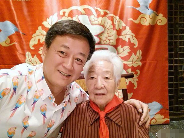 江姐于蓝高龄喜丧蒋勤勤朱军哈文深切悼念比98岁赌王还长寿