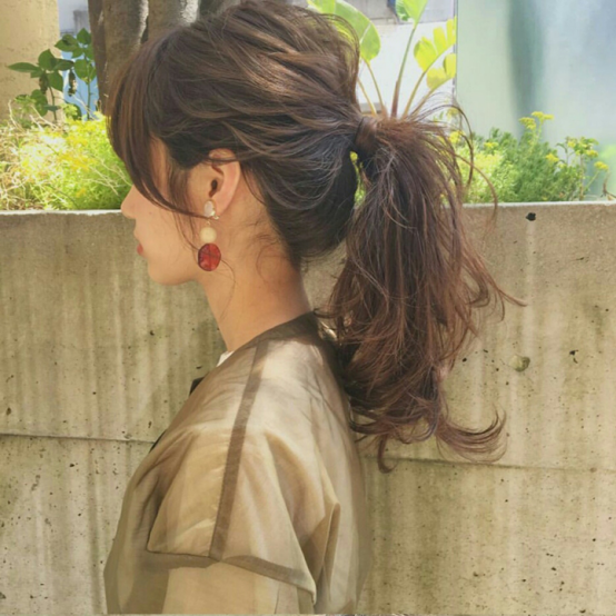 2 高马尾设计低马尾的设计是十分日常的造型设计,这样的发型在大多数