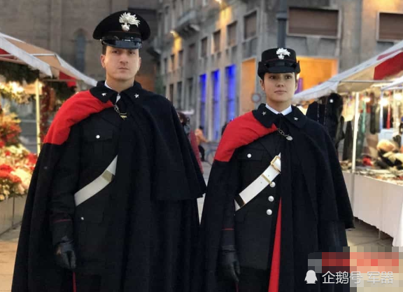 世界上最帅的军服看意大利士兵披着披风骑着黑马亮相真是太惊艳了