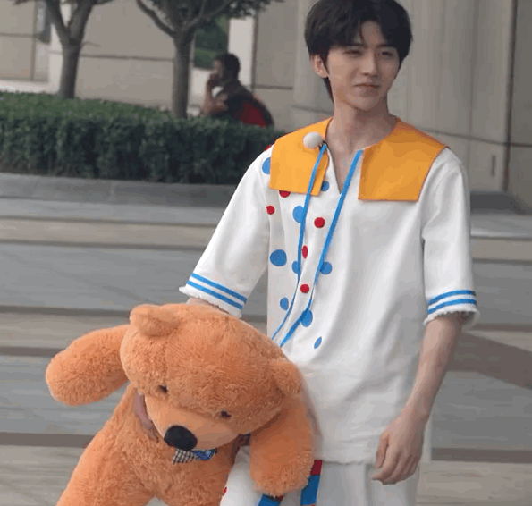 蔡徐坤戴"婴儿围嘴"录节目,炸毛的一顺,3岁的奶坤实锤了