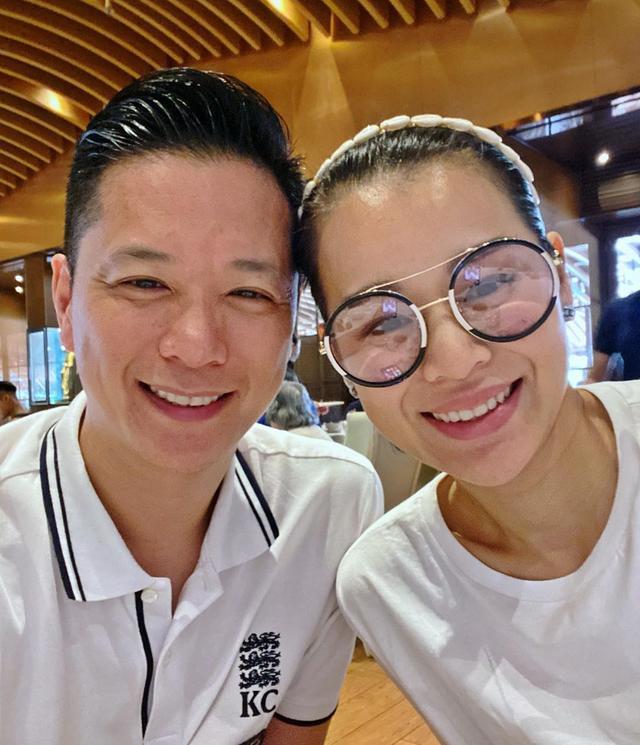 胡杏儿老公高调秀恩爱晒合影甜蜜称呼妻子为李太自夸两人还有点年轻