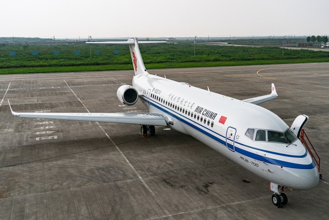 在中国商用飞机有限责任公司总装制造中心浦东基地接收首架arj21飞机