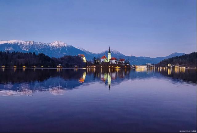 先展现人物和故事所处的大环境,再变动镜头方向引出故事主人公展开