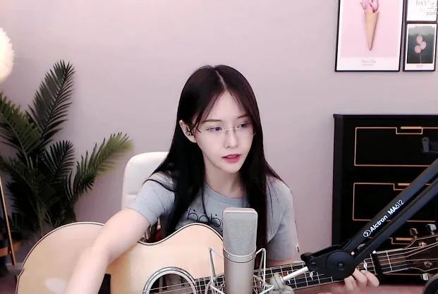 阿冷斗鱼直播三周年庆一改保守着装获好评罕见秀二胡才艺