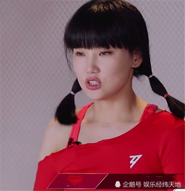 黄龄给姐姐们剪衣服,白冰蓝盈莹的还好,看到郑希怡:需要这么透气吗?