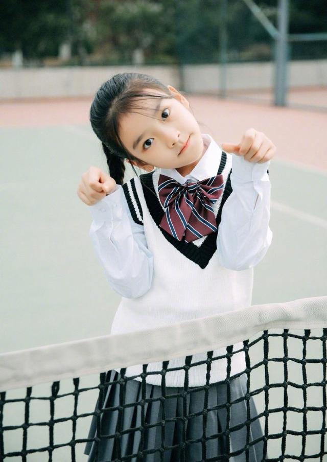 普普的深灰色百褶小短裙也是相当的好看,深灰色与上