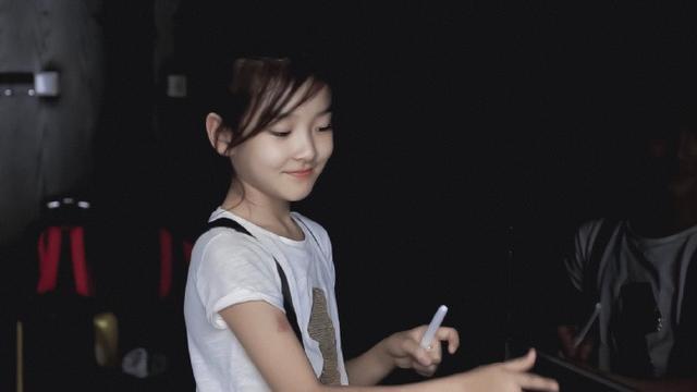 隐秘的角落普普长发照穿百褶裙满脸清纯握拳学招财猫