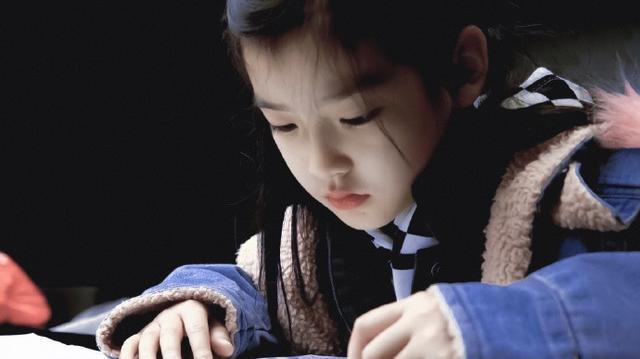 隐秘的角落普普长发照穿百褶裙满脸清纯握拳学招财猫