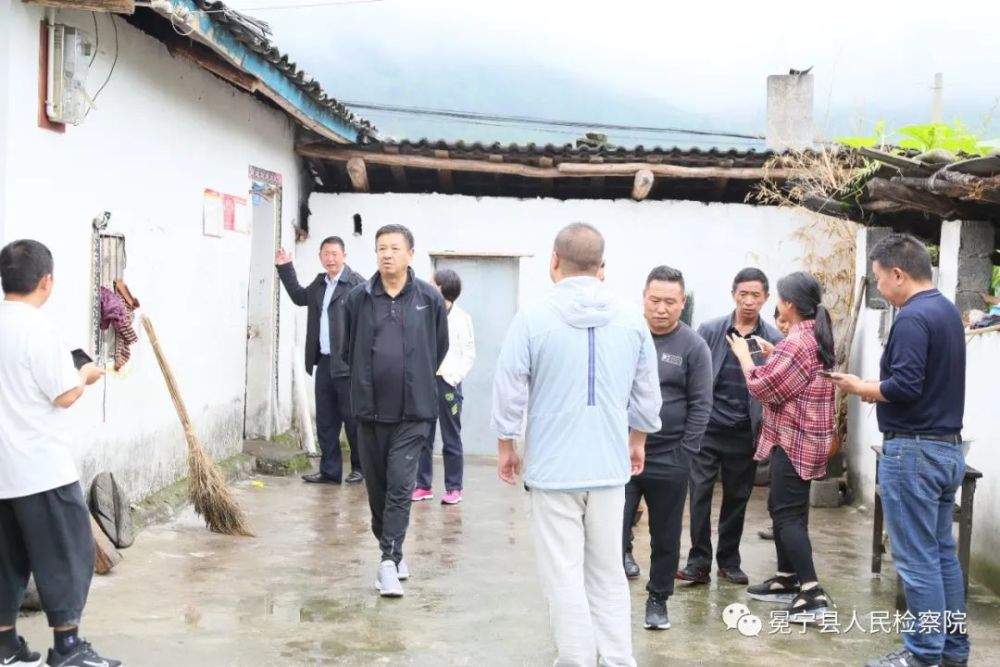 冕宁县人民检察院检察长刘合什布深入惠安镇勒安村督导安全住房情况