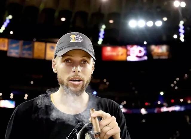 詹姆斯抽雪茄自拍照忧郁眼神像失恋小伙网友这是吐白沫了