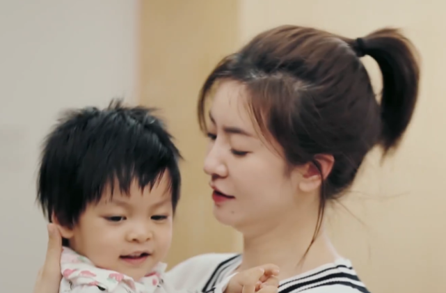 以为李晟和儿子长得够像了,看到李佳航父子俩同框,简直是缩小版