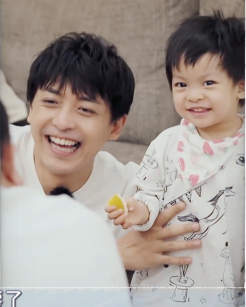 以为李晟和儿子长得够像了,看到李佳航父子俩同框,简直是缩小版
