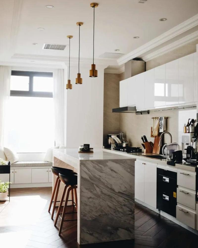 岛台  照明最常见的是在岛台正上方设置照明