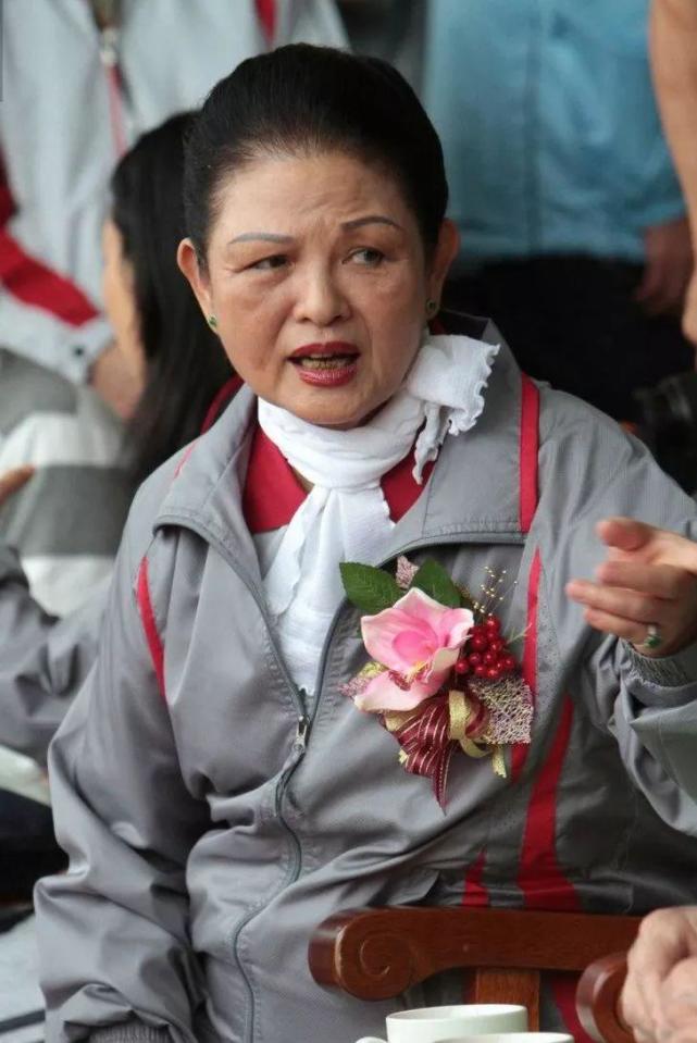 李宝珠年轻时,家境贫寒,不得不白天工作,晚上在夜场兼职舞女.