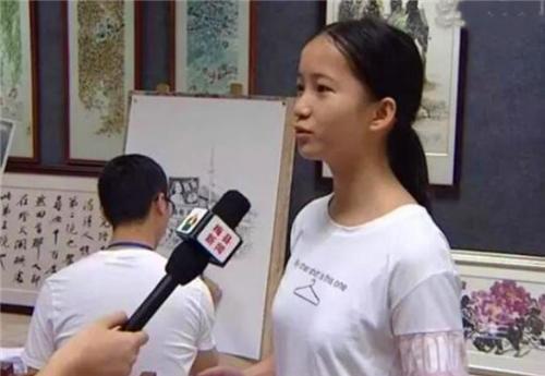 何碧玉令人惊叹的不仅仅是考到了满分750分,还有她是以14岁的年纪自信