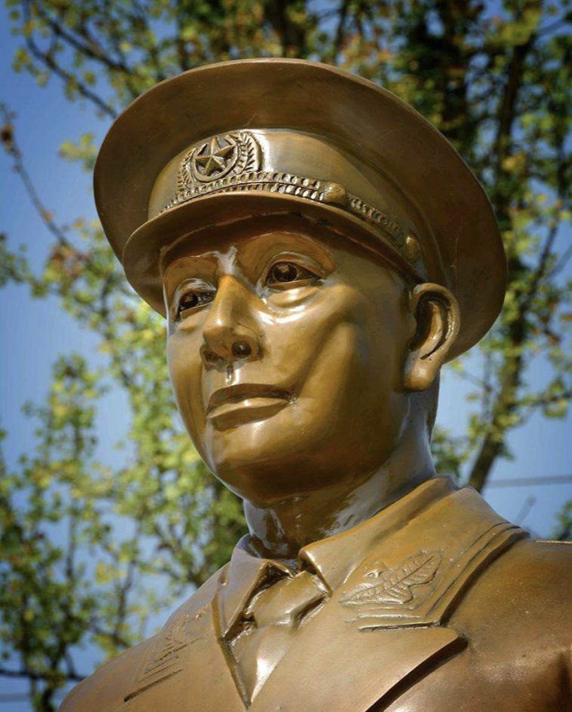 将军探亲做了件事,乡亲们欢呼,老家县政府却把他告到了北京