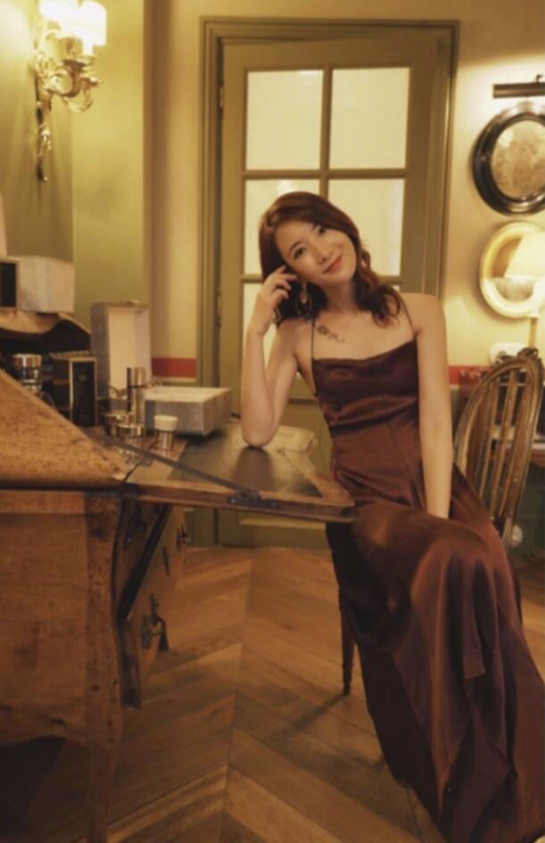 最后一身吊带裙是最漂亮的,给人一种高级的休闲慵懒风,照片中的许婧