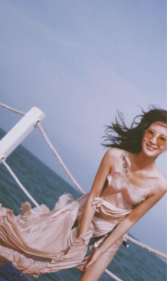 最后一身吊带裙是最漂亮的,给人一种高级的休闲慵懒风,照片中的许婧