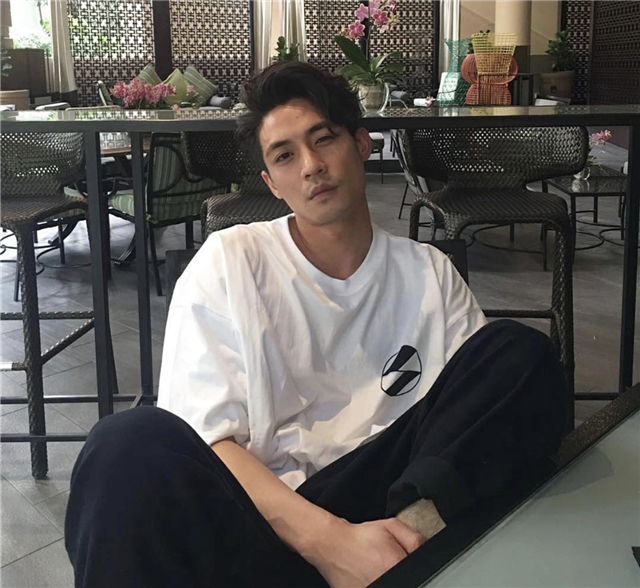 叫elroy石正祥,来自新加坡,是个富二代.