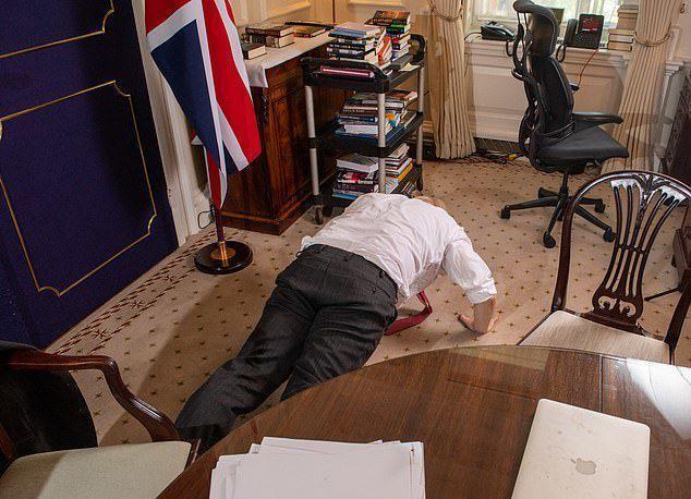 英国首相真滑稽!头顶鸡窝头做采访,力证身体好56岁当众做俯卧撑