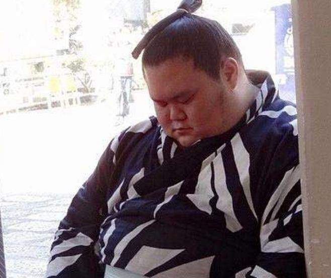 日本相扑手有多难?睡觉要戴氧气罩,寿命比常人缩减很多_腾讯新闻