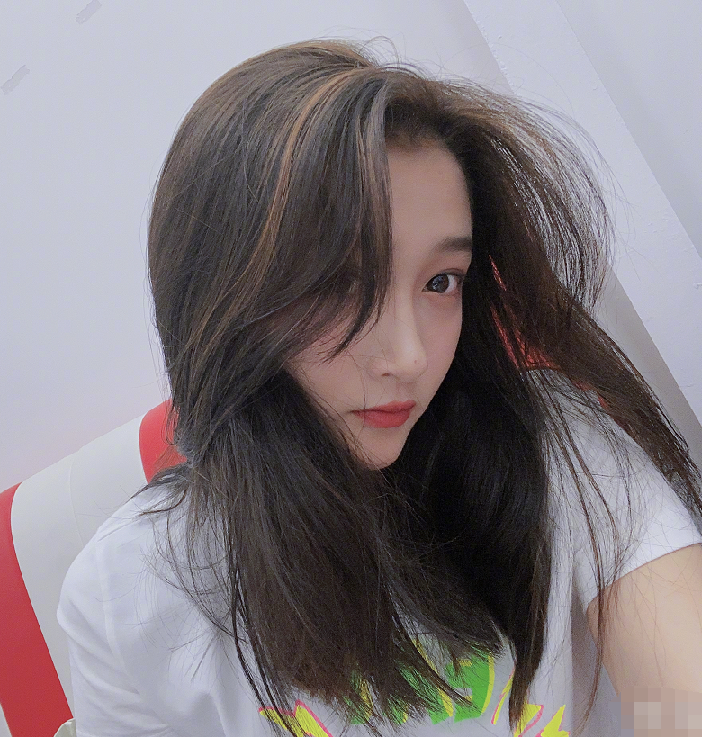 关晓彤晒大头照,无意中露出了左手的戒指,鹿晗评论区沦陷了_腾讯新闻