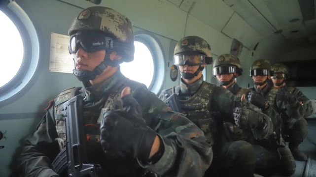 神兵天降近距离实拍特战队员搭乘直升机融合训练