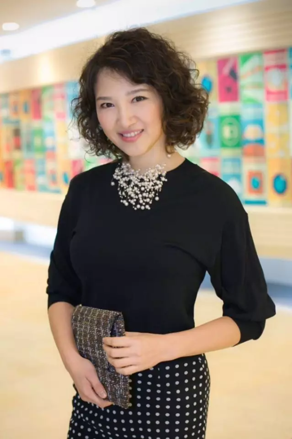 张小莉当时,广州电视台的当家花旦赵荣△2001年举办的第九届"美在花城