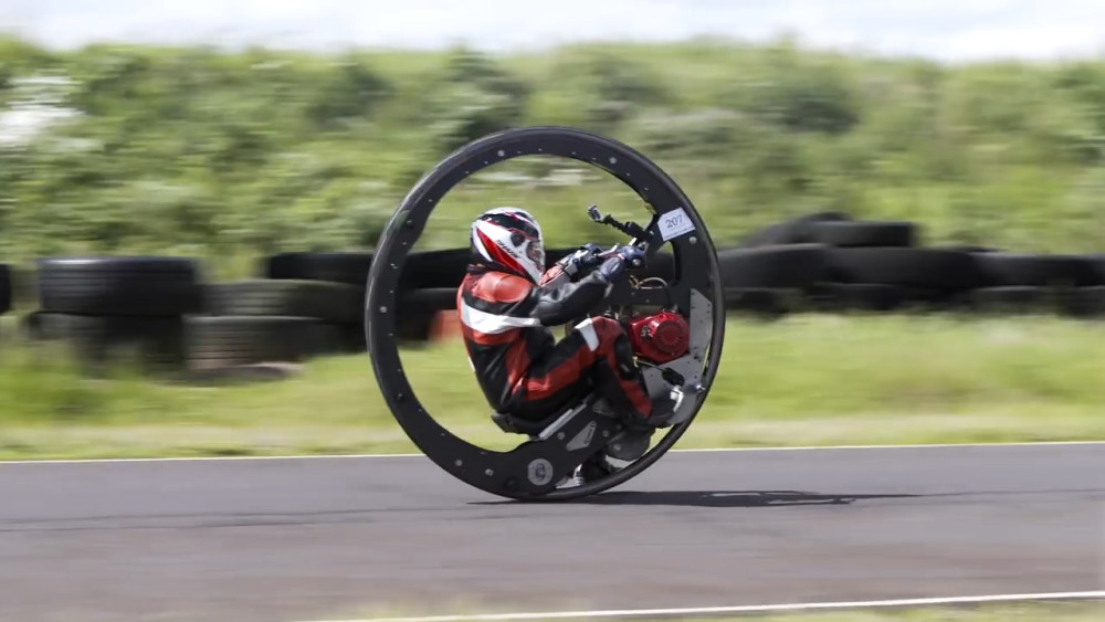 这个美国小伙就想造出一辆跟黑衣人一样的独轮摩托车