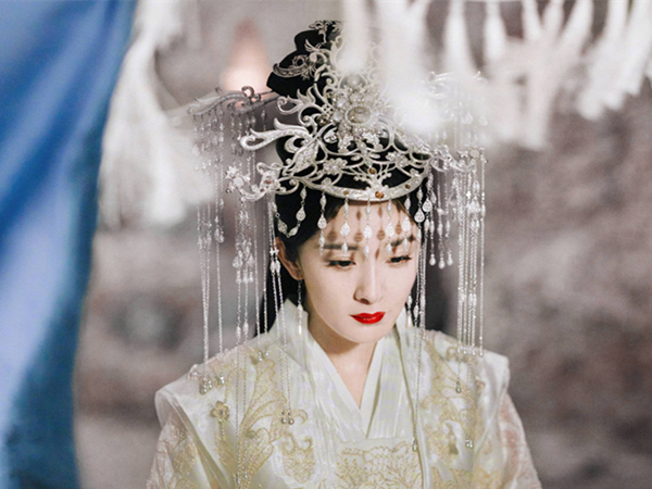 同样是杨幂穿过的"婚服",白色高贵,黑色霸气,而红色更是多变