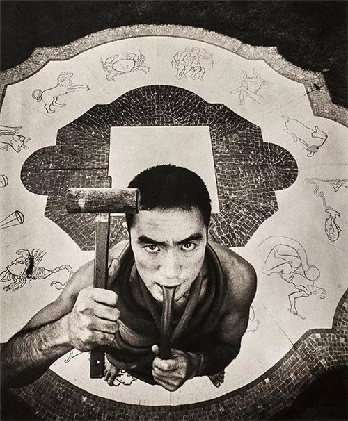 并没有立即死去,而负责"介错"手拿名刀"关孙六"的森田必胜,连砍五刀也