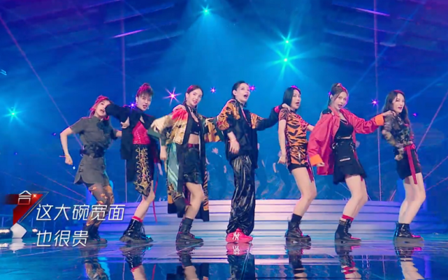 大碗宽面公演舞台张含韵颜值太抗打说她20岁我都信