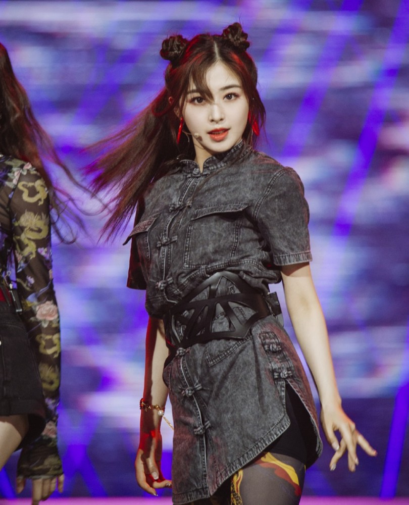 《大碗宽面》公演舞台,张含韵颜值太"抗打",说她20岁我都信