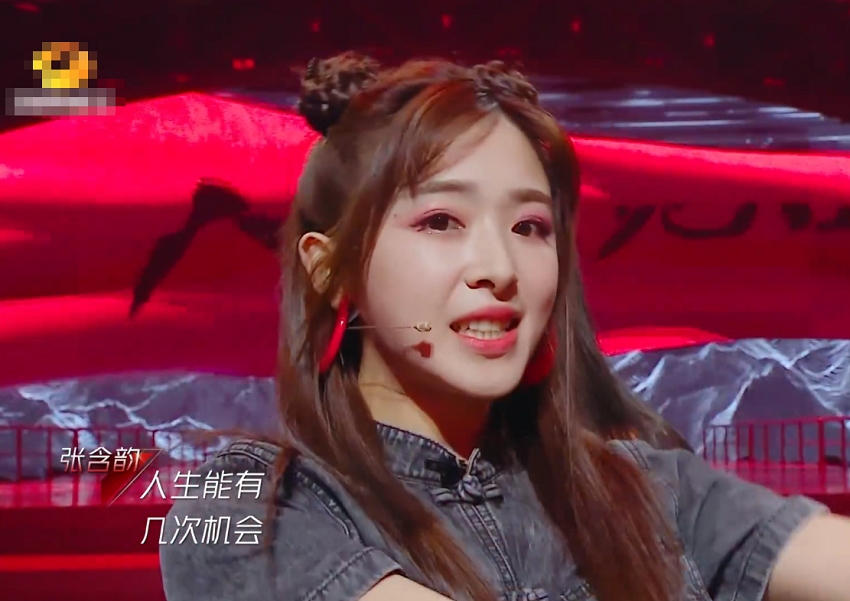 《大碗宽面》公演舞台,张含韵颜值太"抗打",说她20岁我都信