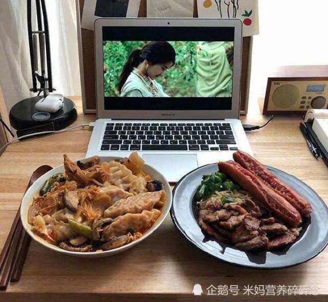 吃饭追剧,手机不离身.