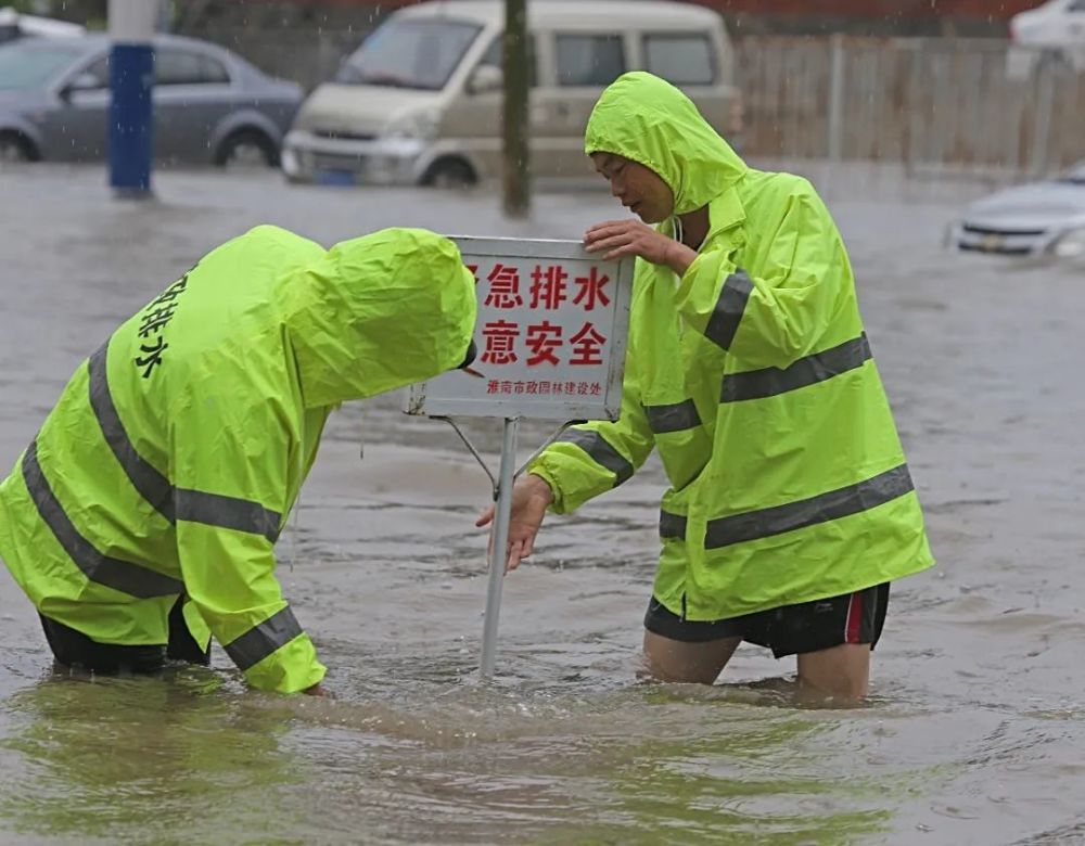 暴雨中的淮南,有人偷偷拍下了这一幕……_腾讯新闻