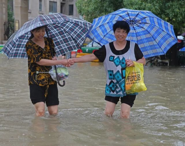 暴雨中的淮南,有人偷偷拍下了这一幕
