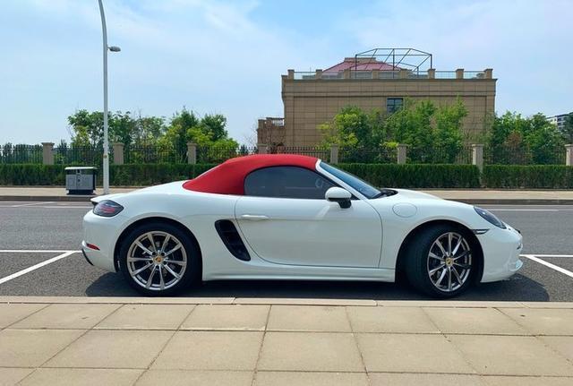 女孩的街拍神器保时捷718颜值担当选装个性有点烧钱