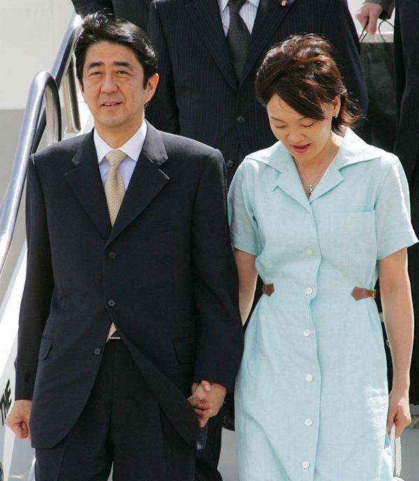 安倍晋三母亲才是狠角色 把儿子培养成了首相 选儿媳时却看走眼 安倍晋三 安倍昭惠 搭配 连衣裙