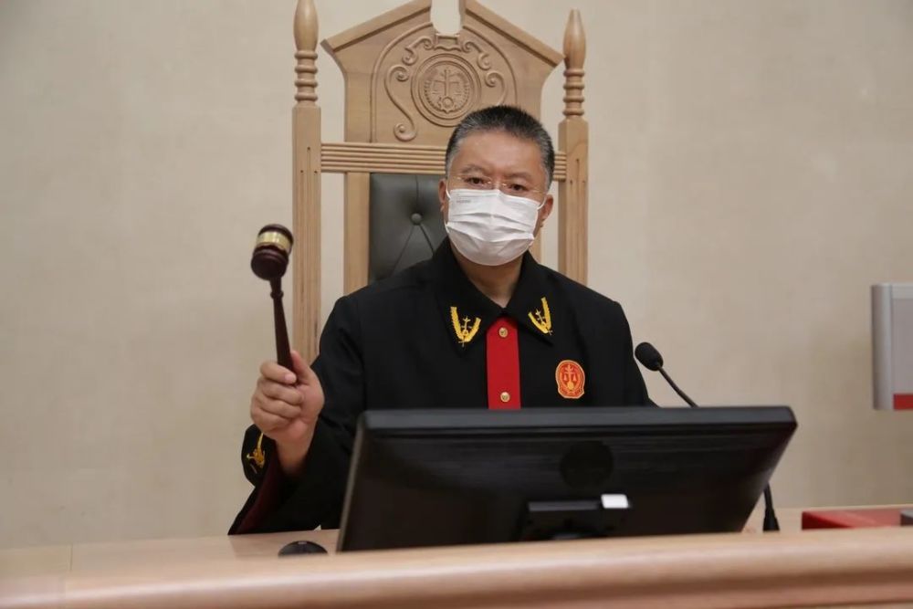 辛尚民,吴兆祥,薛强分别担任审判长,于新审判大楼法庭内陆续敲响法槌