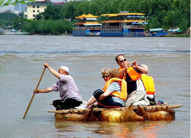 黄河水车悠悠转,羊皮筏子赛军舰