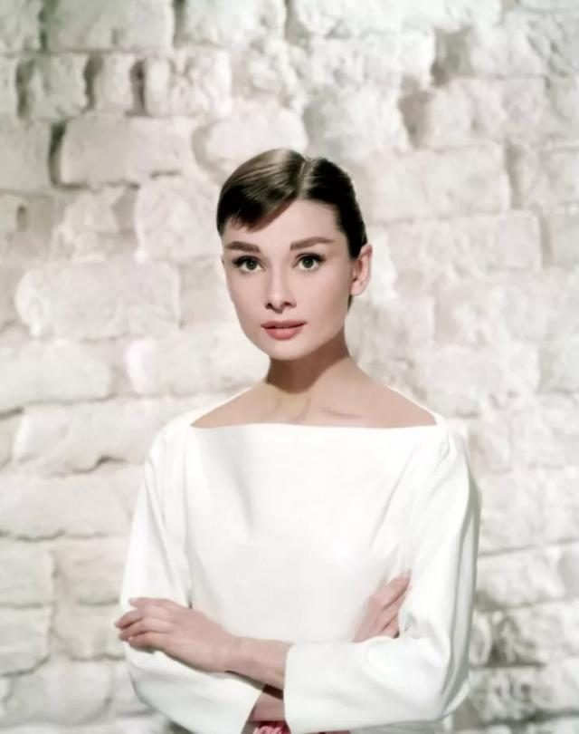 《罗马假日》奥黛丽赫本白衬衫 半裙,才是女人最高级的简约穿搭