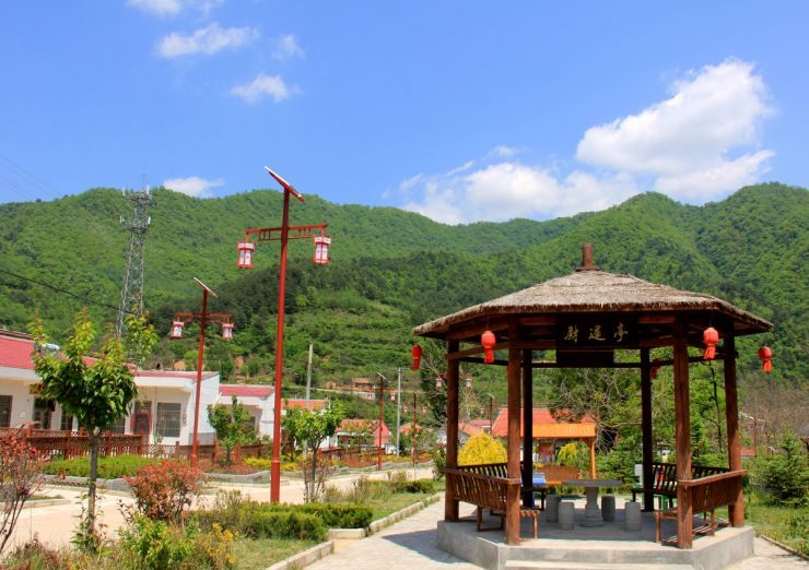 村 举目皆景 潺潺溪流奏响白云村美丽乡村建设的幸福之歌 穿行小道上