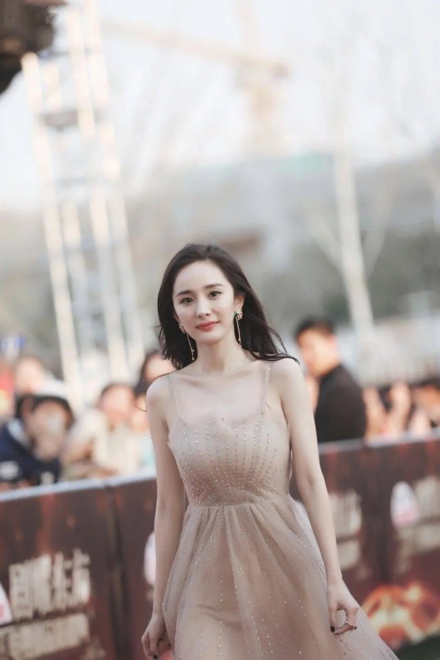 娱乐圈拥有一字肩的女明星:杨幂刘诗诗迪丽热巴郑爽也太美了