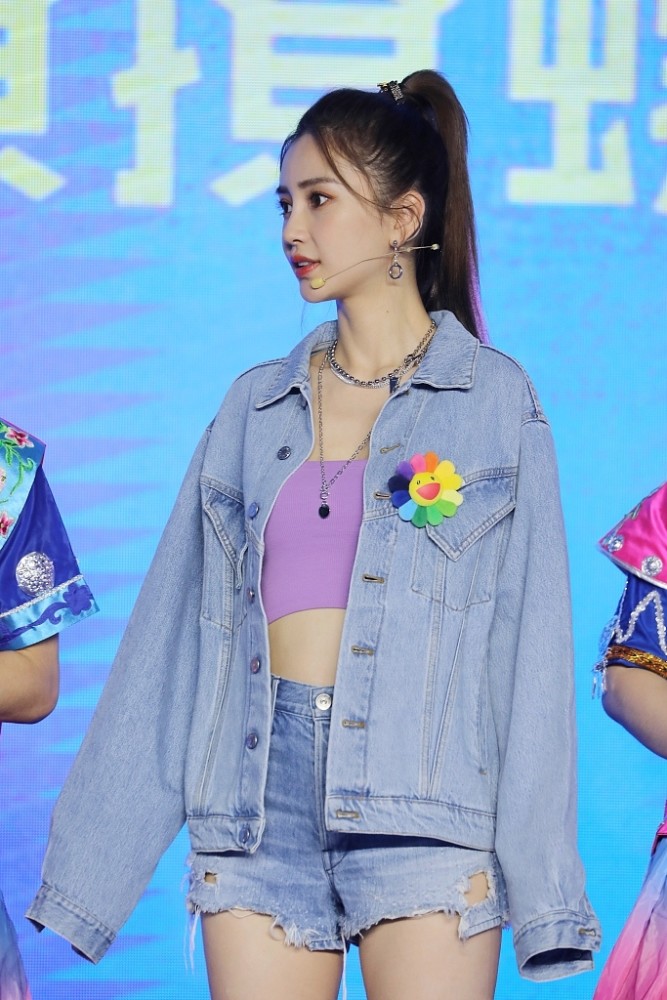 angelababy牛仔夹克搭配太阳花胸针dior发夹俏皮甜心