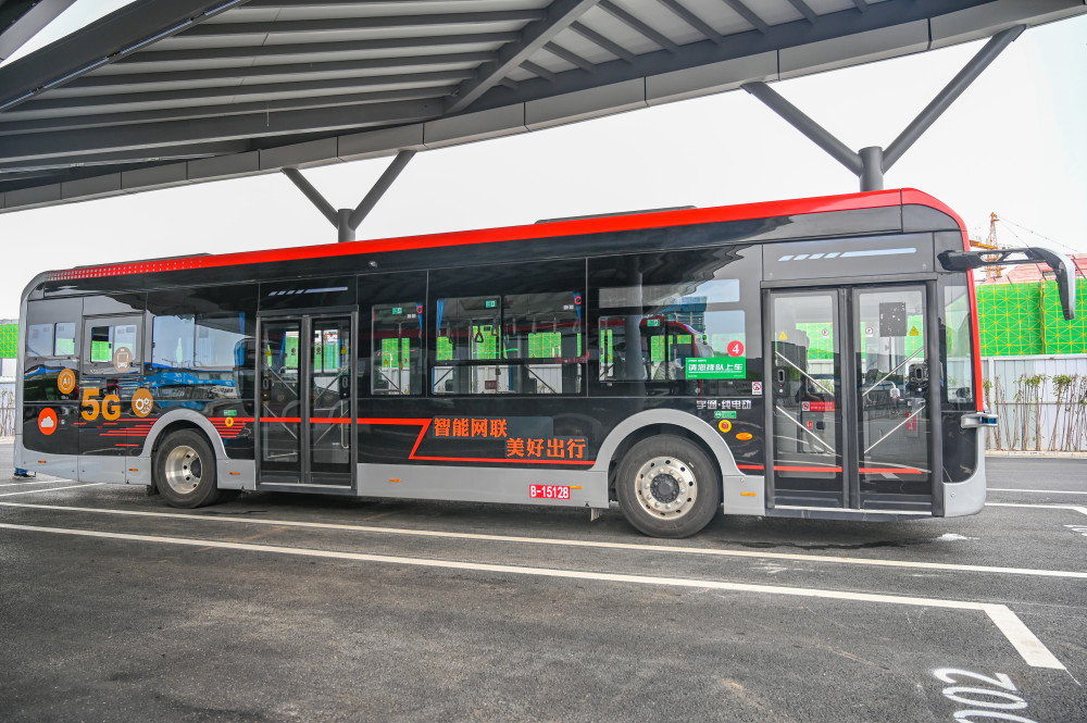 这一智能公交线路驶入郑州,首批上线14辆自动驾驶巴士